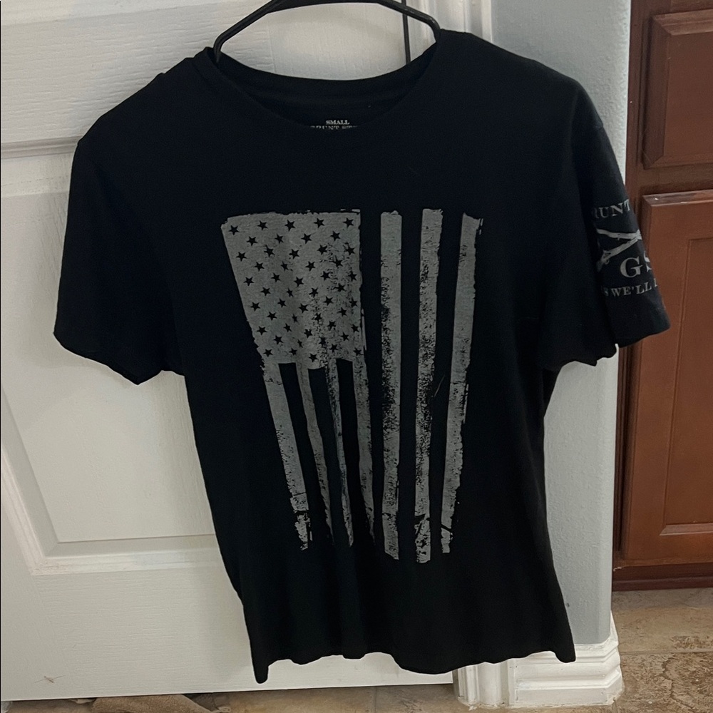Black men’s grunt style T-Shirt with Gray Flag Design small